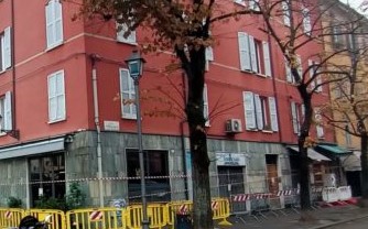 Reggio. Cede trave palazzo in via Ariosto