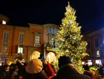 Verso il Natale, si accende l’albero in piazza Prampolini a Reggio