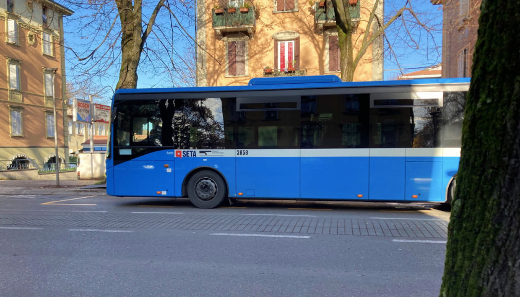 Un autobus extraurbano blu di Seta
