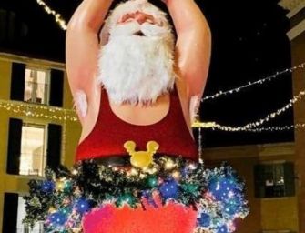 Babbo Natale in tutù, polemiche a Modena. Fi e FdI: è svirilizzato