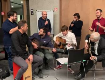 Auguri rossi: sindaco canta Bella Ciao, senza mascherina. Polemiche