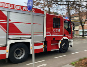 Incendio notturno in un’abitazione di Parma, sette persone intossicate dal fumo