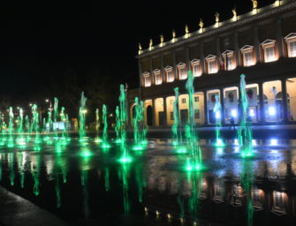 Migranti, verde la fontana del teatro Valli
