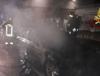 Reggio. Sei auto a fuoco in via Filippo Re, due arresti