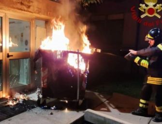Reggio. Cassonetto in fiamme davanti alla scuola Dalla Chiesa, indagini dei carabinieri