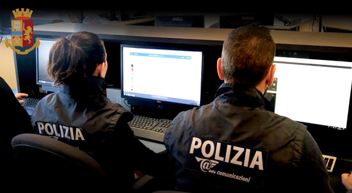 Sms e telefonata truffa: una 50enne raggirata, la polizia recupera