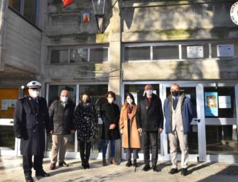 Reggio. Sindaco e assessora in visita alle scuole per gli auguri. “Telecamere contro i vandali alla Dalla Chiesa”