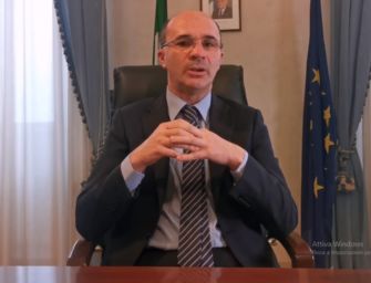 Sindaco: buon Natale ai reggiani. Fare il vaccino, unico modo per uscire dalla pandemia