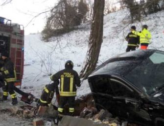 Toano. Fuori strada con l’auto, esce e scivola in un pozzo: muore annegato 20enne