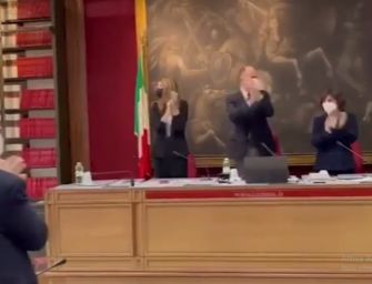 Applauso dei grandi elettori Pd al Mattarella bis