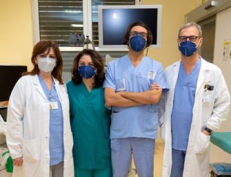 A 2 anni inala arachide, viene salvato a Reggio