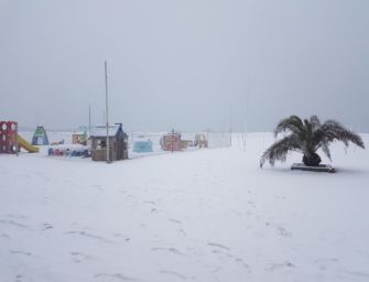 La neve imbianca la spiaggia di Rimini