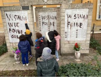 Reggio. Monumento partigiano imbrattato, lo ripuliscono i bimbi della scuola Gulliver