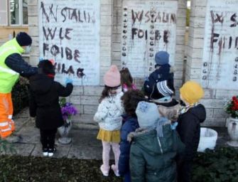 Reggio. Bimbi della scuola materna puliscono monumento partigiani imbrattato, Bonaccini li applaude