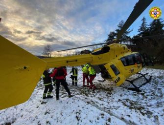 Viano. Un 30enne scende in bob e si schianta contro un albero: è molto grave