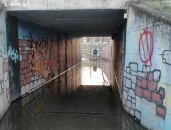 Reggio, sottopasso di San Maurizio sott’acqua: “Noi in bici coi bimbi tra auto e camion in via Emilia”