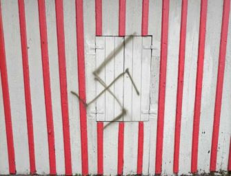 Reggio. La condanna dei partigiani: nuova svastica sulla Baracchina di Piero