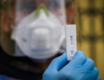 Lo scambio d’identità col positivo, come funziona truffa No vax di finta guarigione per il Green pass