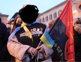 Reggio, alla manifestazione per la pace in Ucraina anche una bandiera neonazista