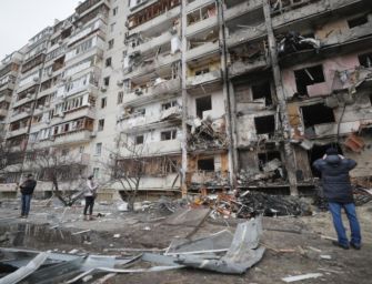 Kiev è assediata dai russi, Zelensky chiama alla resistenza