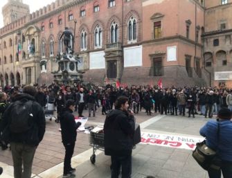 Pace, presidio in piazza Nettuno a Bologna
