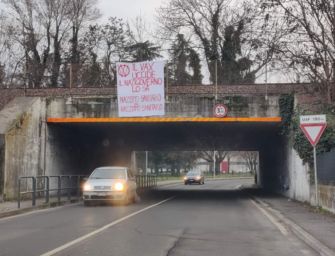 Scandiano piena di slogan No vax. Denuncia