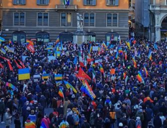 Reggio, in migliaia per la pace in Ucraina in piazza Prampolini (video)