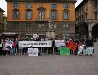 Reggio. Pane, pace e lavoro va in piazza