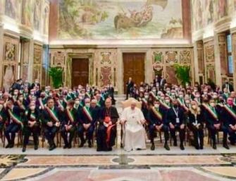 Papa Francesco ai sindaci italiani: vi incoraggio a rimanere vicini alla gente