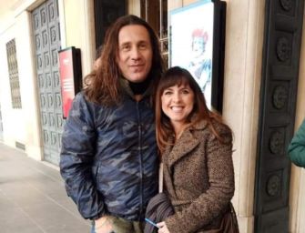 Povia storpia Bella Ciao e la canta ai reggiani in chiave No vax