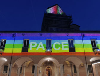 L’Università di Bologna illumina piazza Scaravilli con la bandiera ucraina e quella arcobaleno per la pace