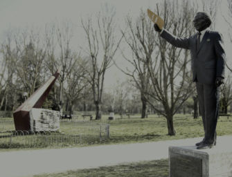 Statua di Oliver Tambo, il Comune di Reggio: le scritte razziste saranno cancellate