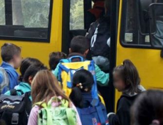 Scende dal bus, travolta: grave bimba di 7 anni