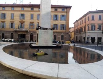 Reggio. Monopattino scaraventato nella fontana di piazza Gioberti