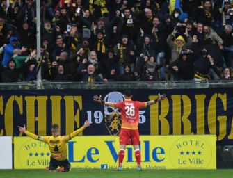 Dopo il clamoroso gol, anche Bonaccini applaude il portiere del Modena Gagno per la sportività. Si scatenano i social