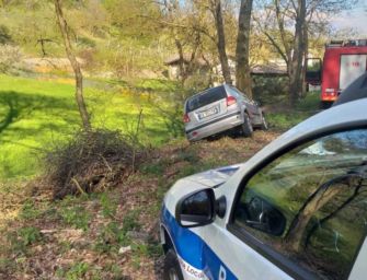 Auto si schianta contro un albero a Giandeto di Casina, morto un 92enne
