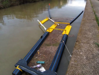 A Ferrara si punta a fiumi più puliti con le barriere “acchiappa plastica”