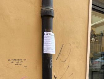 Modena. Affigge volantini di propaganda “no-vax” in centro storico: fermato e multato