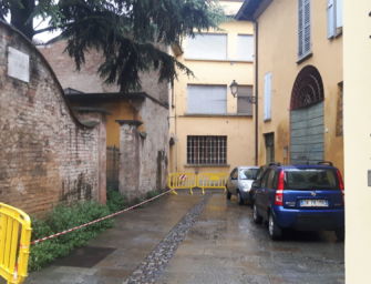 Reggio. Da un palazzo si staccano pezzi di cornicione che piombano in strada, chiusa via Vicedomini