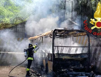Autobus di Saca fuori servizio a fuoco a Palagano: mezzo distrutto, ma nessun ferito