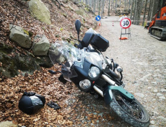 Motociclista cade su una strada sterrata tra Lagdei e i Lagoni: interviene il Soccorso alpino