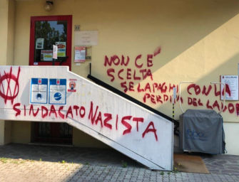 Imbrattata con scritte no-vax la sede della Cgil di Mirandola. Il sindacato: “Gente senza storia né memoria”