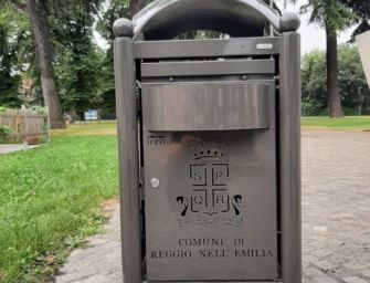 Cura della città. Nuovi cestini per i rifiuti nel centro storico di Reggio Emilia