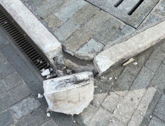 Reggio. Abbattuto ancora una volta il cordolo di piazza Roversi, rintracciato dalla polizia locale