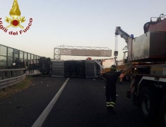 Incidente in A1 con auto e tir a Modena Sud: un morto e 6 feriti