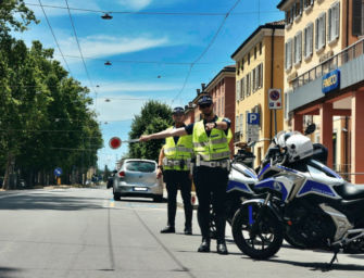 Modena, spacciatore arrestato dalla polizia locale dopo un inseguimento in moto contromano