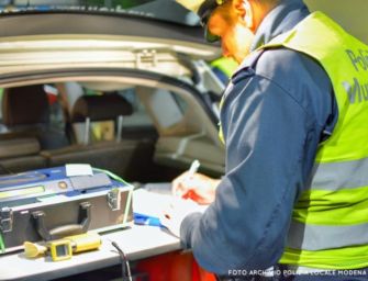 Modena. Ubriaco al volante centra un’auto in sosta