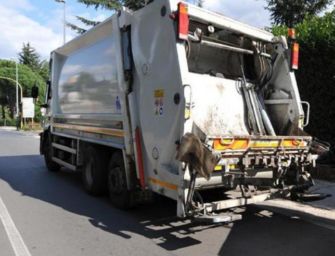Reggio. Tamponato il camion dei rifiuti, 21enne lavoratore cade dal predellino: grave