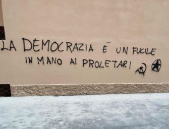 Simboli Br e minacce sui palazzi di Reggio