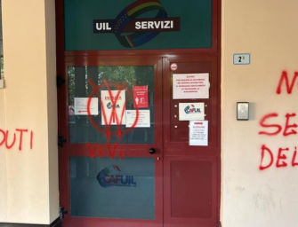 Bologna, vandalizzata con scritte no-vax la sede regionale della Uil. Il sindacato: “Delinquenti e ignoranti”